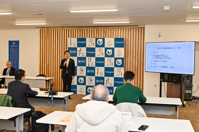 記者ブリーフ写真