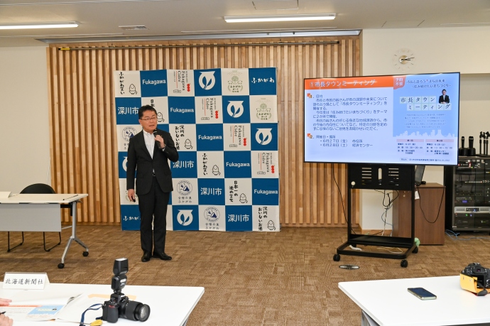 記者ブリーフ写真