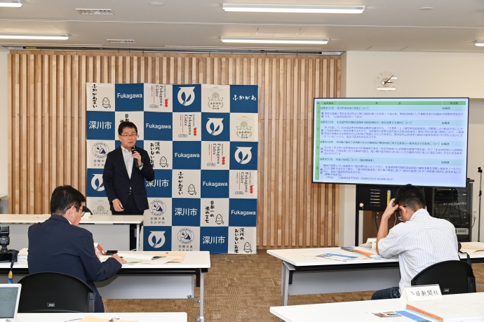 記者ブリーフ写真