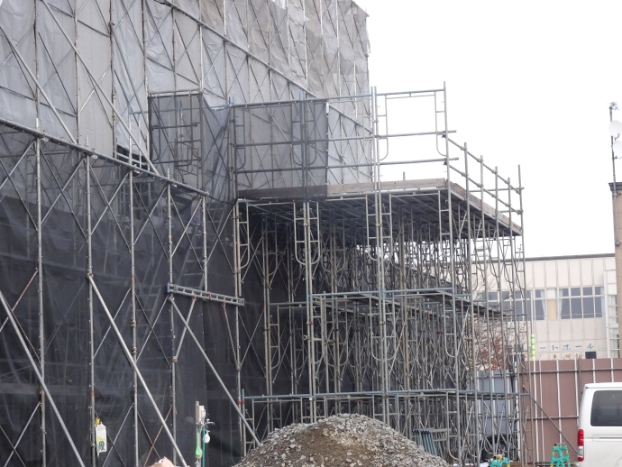 外部に設けられたステージ足場