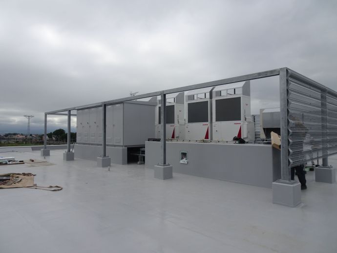 屋上のキュービクル、GHP室外機