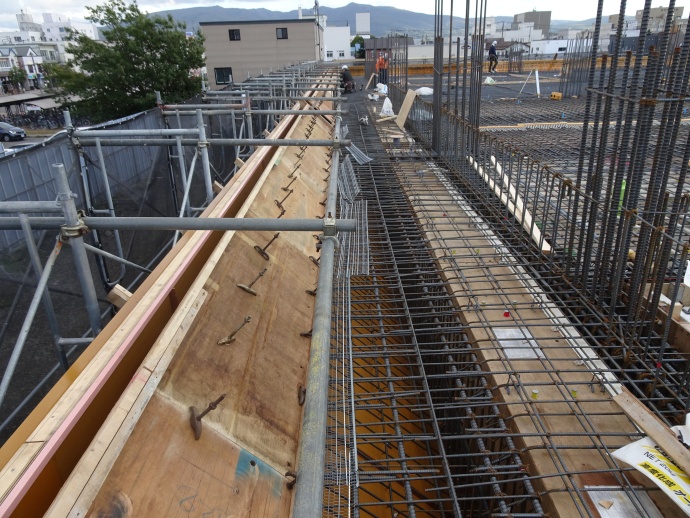 斜めの庇部分の型枠