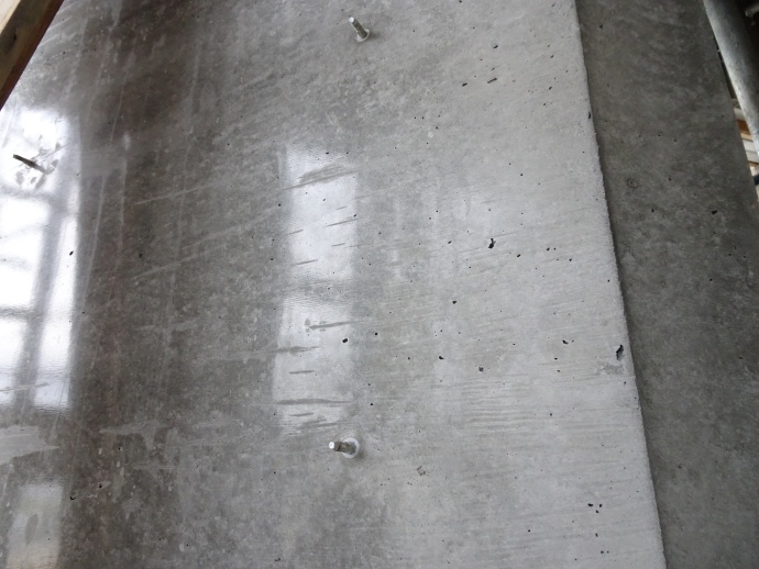 庇の壁柱部分(コンクリート打ちっ放し部分)