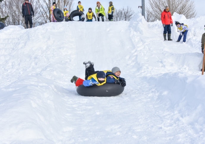 雪のすべり台