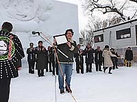 住民票交付の様子の写真