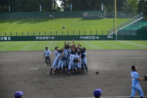 試合終了し喜ぶクラーク選手たち