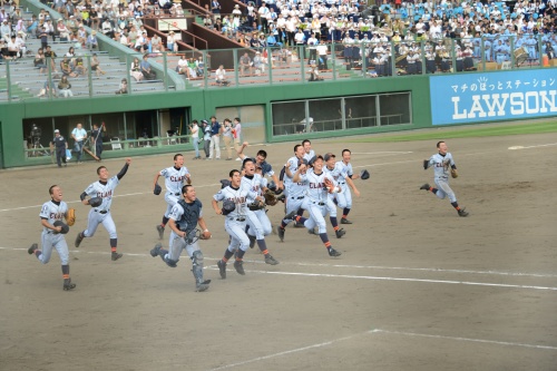 優勝し喜ぶクラーク選手たち