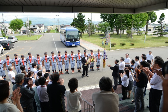 クラーク高校硬式野球部が深川市役所を訪問