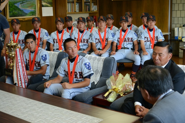 山下市長へ優勝報告