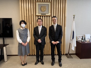 新しく農業支援員として活動する数野さん(右)と田中市長(真ん中)