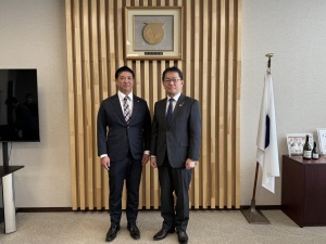新しく農業支援員として活動する岡部さん(左)と田中市長(右)