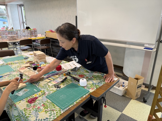 「糸かけ曼荼羅」をレクチャーする戸川さん