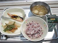 学校給食「きたのむらさきいりごはん」の写真