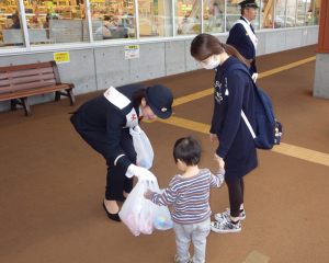 小売店前で火災予防をPR写真