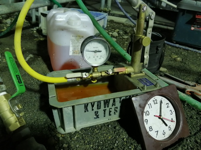 採熱管の圧力試験状況
