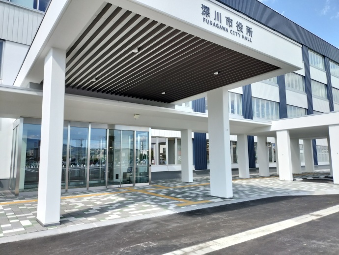 歩道空間と車寄せ