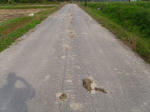 土砂の塊が落ちている道路の写真