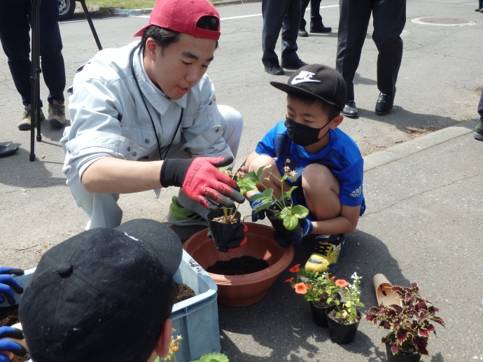 一已小学校　2年1組、納内小学校　3年生と4年生、音江小学校　2年生