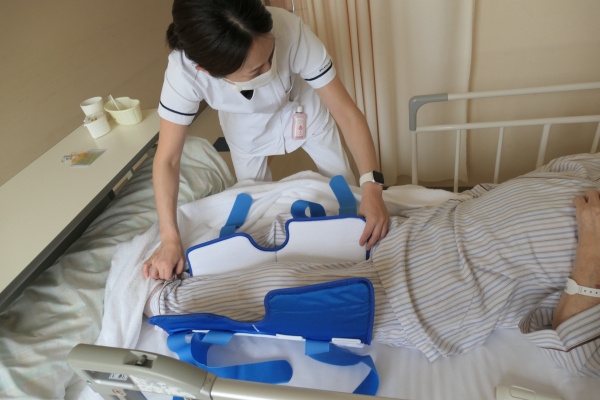 装具の装着を介助