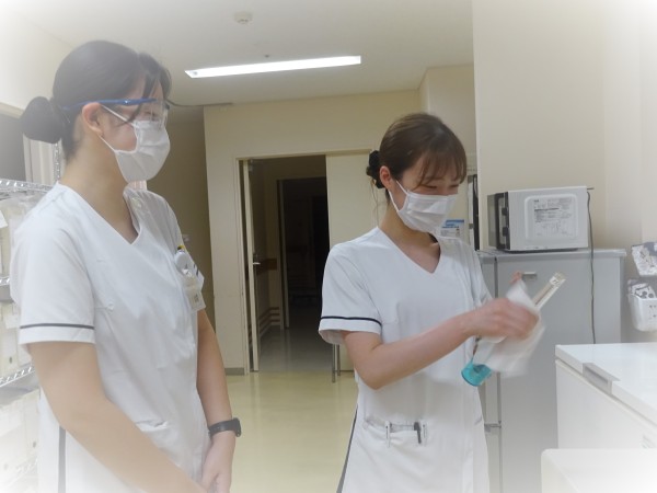 新人ナースへ片付け方を指導中