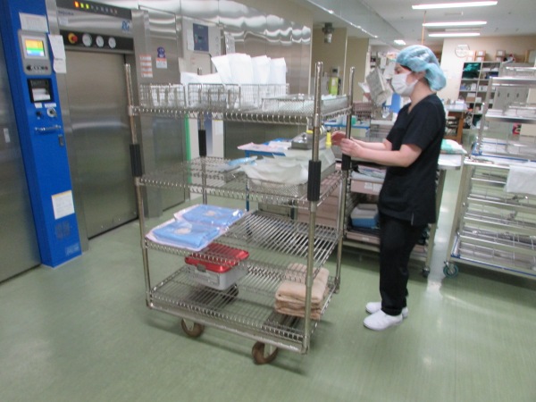 滅菌技師が医療器具の滅菌を行っています