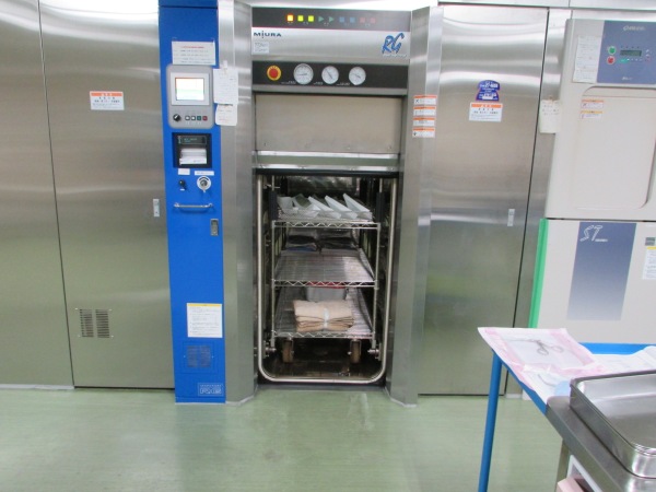 医療器具の滅菌をして患者さんの安全を守っています