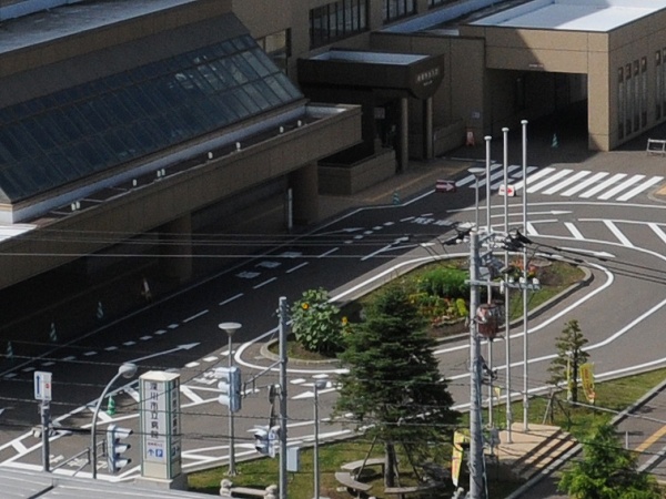 正面玄関前から、救急車の停車場所付近の写真