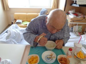 今ではほとんど介助なしで食べれています