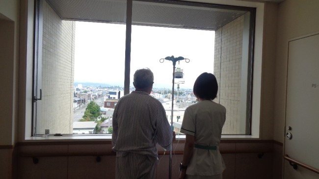 患者さんと景色が見える場所で眺めてる風景