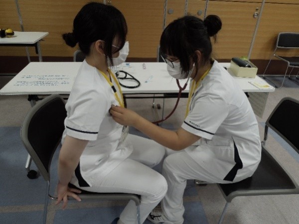 呼吸数を確認しています