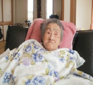 リビングでご家族と過ごす104才です