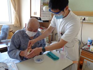 作業療法士と、装具の角度を調整中です