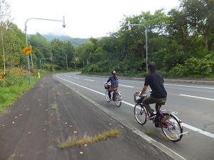 自転車で下り坂をくだる様子の写真