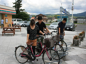 駐輪場に自転車を停める様子の写真