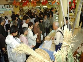 人で賑わう収穫祭の写真