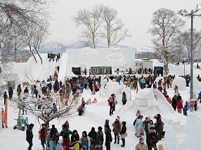 氷雪まつりに来た人たちの写真