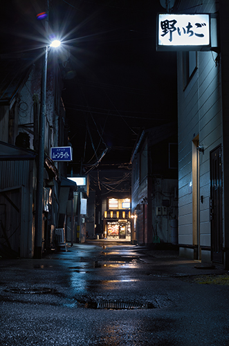 雨の路地裏