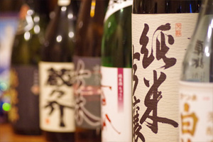 日本酒の瓶が並ぶ写真