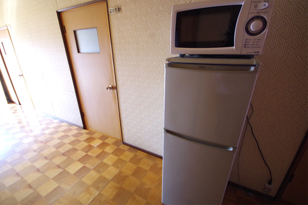 宿泊客用の電子レンジと冷蔵庫の写真
