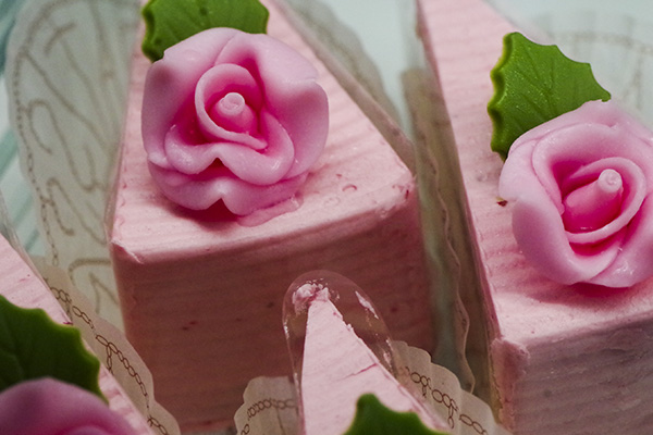 バラの飾りのついたショートケーキの写真
