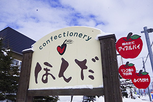 道路沿いの看板の写真