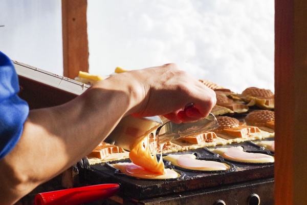 ハムチーズたい焼きを調理中の写真