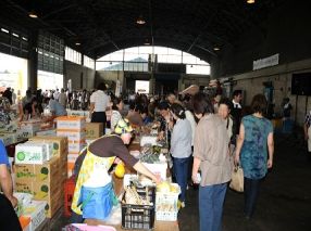 新鮮な食材を買いに来た人々の写真