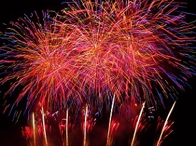 夜空に打ち上げられた花火の写真