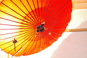 番傘を使った和風の間接照明の写真