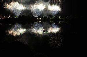 水面に映る花火