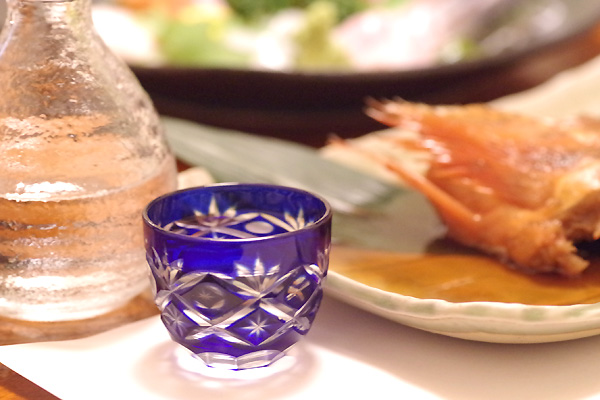 日本酒と料理の写真