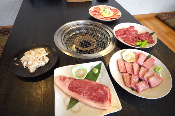 焼き台に並ぶ焼き肉用の肉の写真