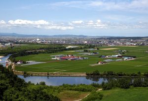 国見峠から望む深川市の写真