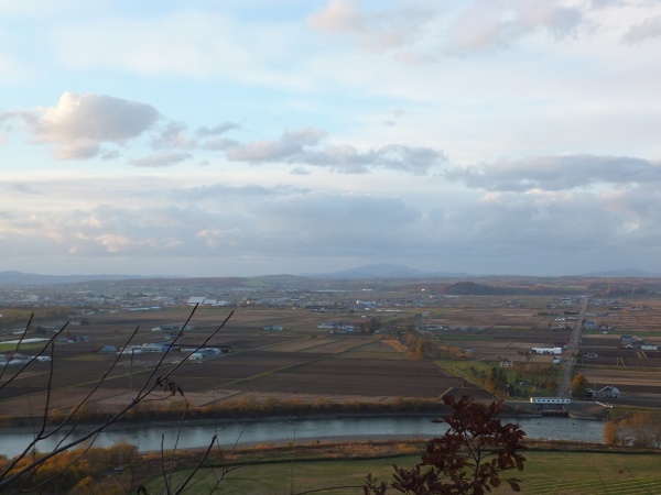 田園風景と石狩川、秋の写真